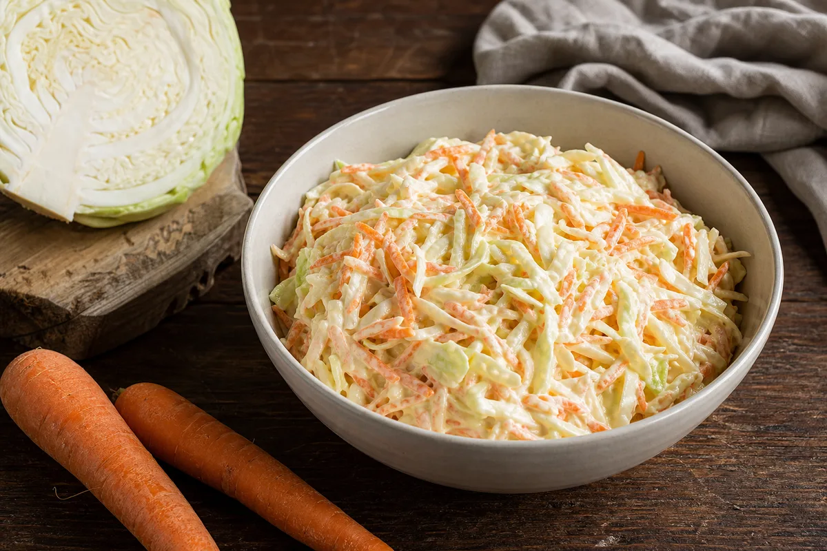 Coleslaw maison : la recette croquante qui ne rend pas d'eau